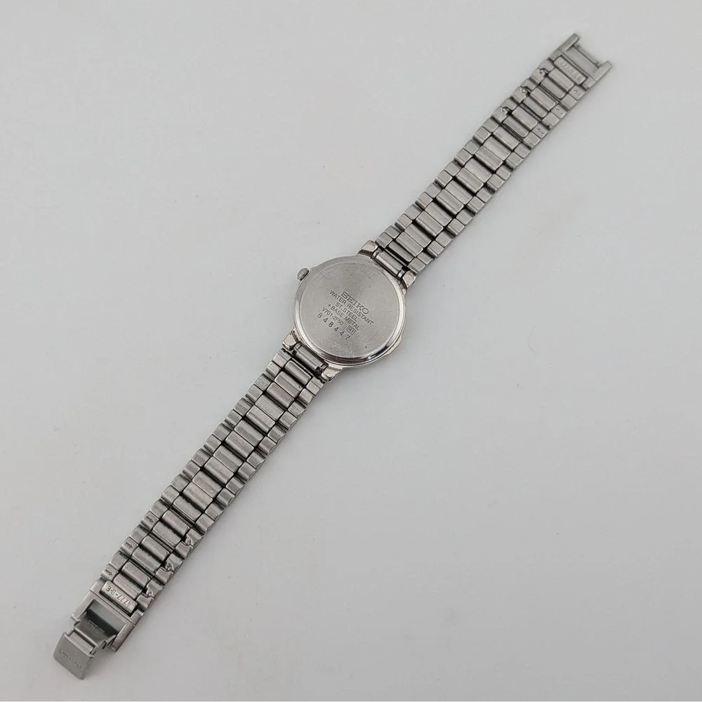 Vintage 1990s Seiko V701-2F50 Slim Gray Textured Dial SS 25mm Watch Runs 6.25